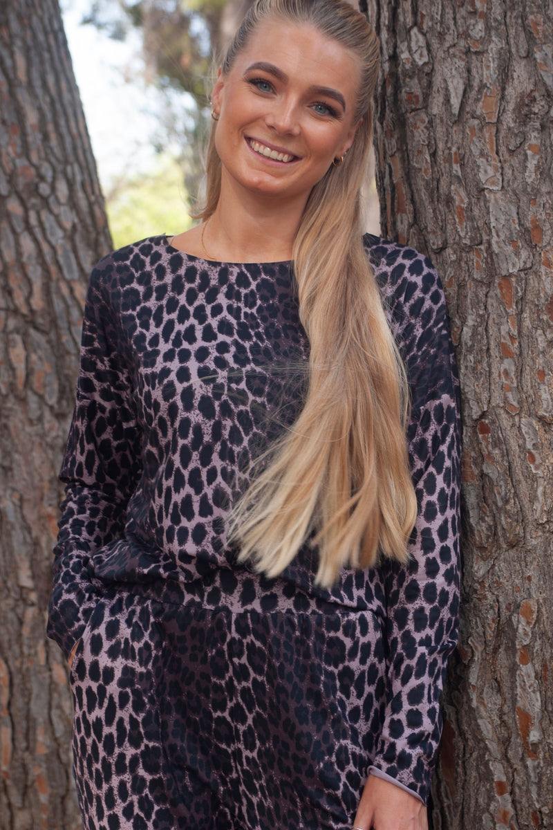 "Top Alma Ls (Fleece) | Ciemnobrązowy Lux Leo | Bluzka od Liberté"
kan elegant en modieus vertaald worden naar het Pools als:
"Elegancka Bluzka Alma Ls z Fleece | Ciemnobrązowy Lux Leo | Od Liberté"
Dit behoudt de stijl en past bij een chic vrouwenme